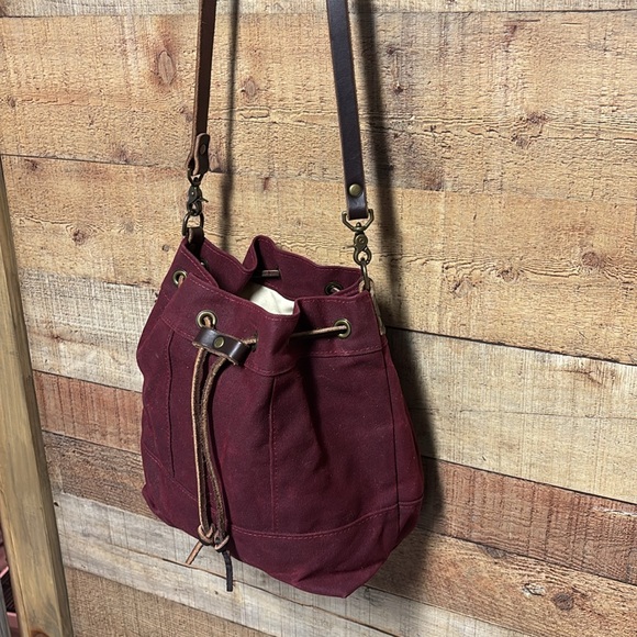 Thread and Canvas Company waxed canvas cinch top bucket bag cranberry - Picture 4 of 16